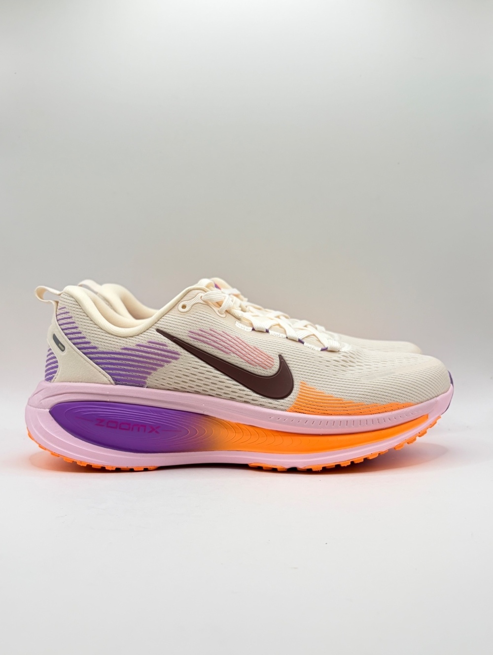 Nike Women’s Vomero 18 running shoes in Chalk/Tattoo/Pink Foam, size 9 Womens